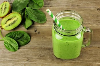 Gerstengras-Smoothie mit frischem Salat